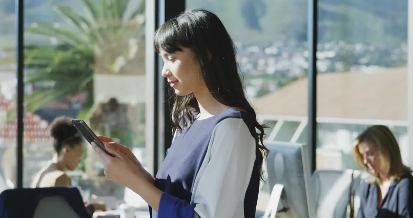 年轻女子使用平板电脑视频下载