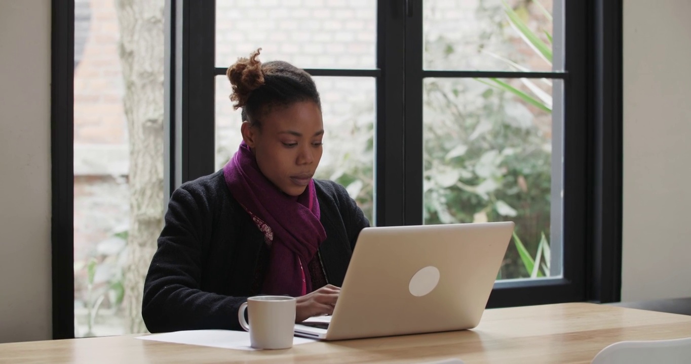 非洲女大学生在笔记本电脑上打字视频素材