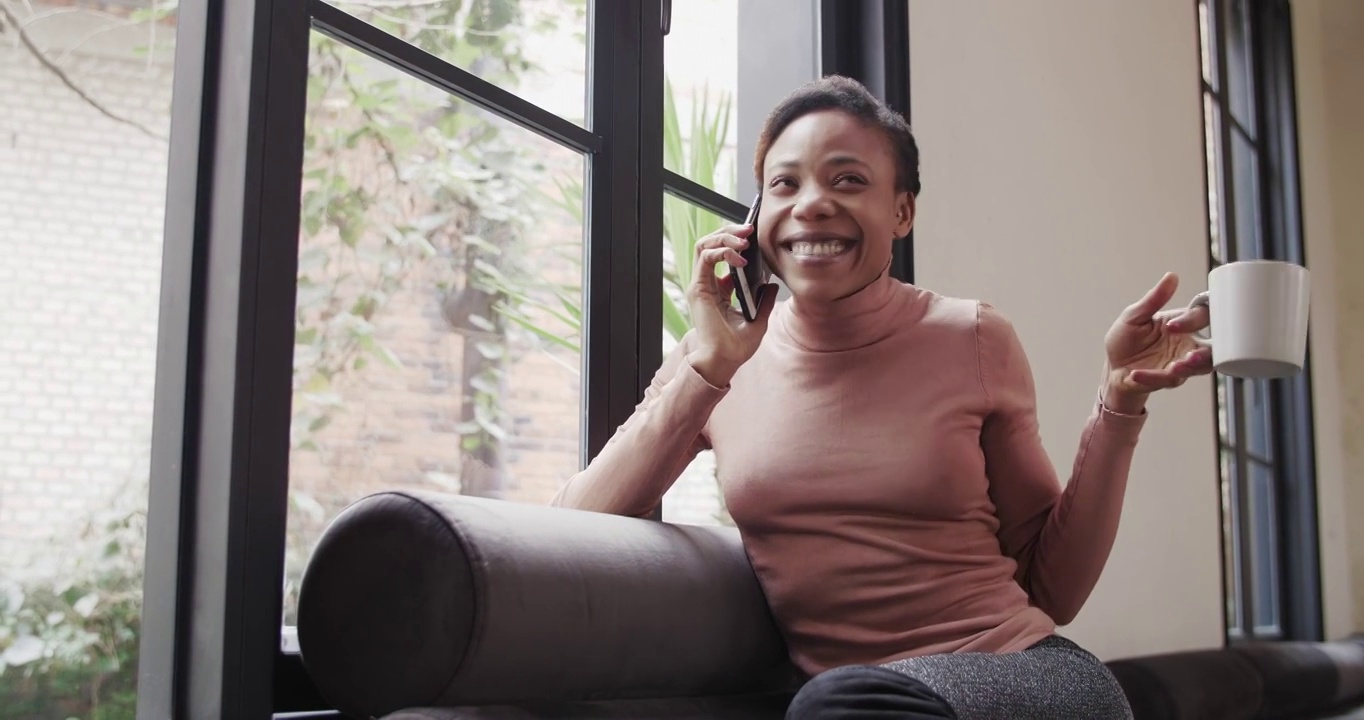 快乐的非洲女商人在打电话视频素材
