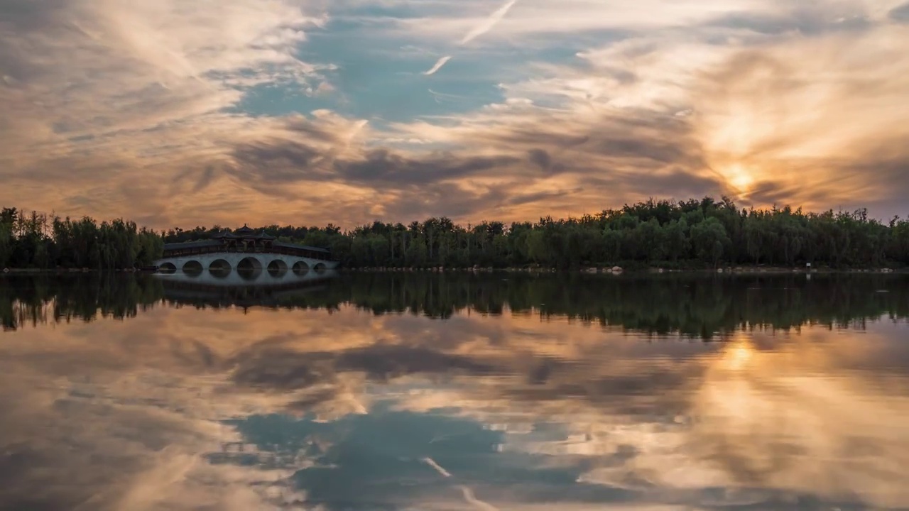湖面拱橋日落延時攝影視頻素材