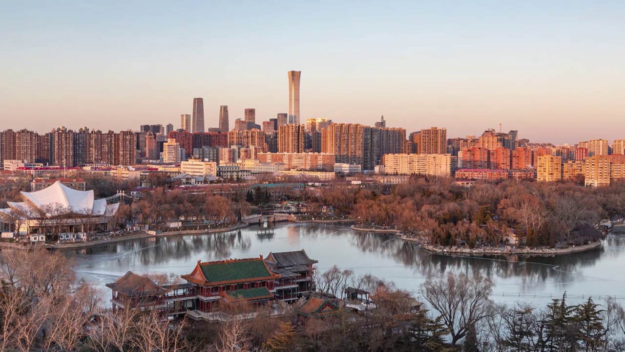 通透天气下的北京龙潭湖公园与国贸中国尊日落蓝调夜景视频素材