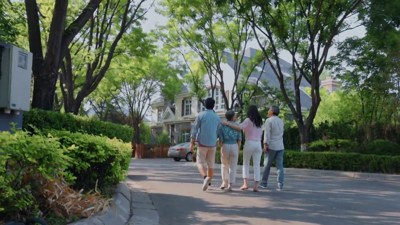 幸福家庭在小区内散步的背影视频下载