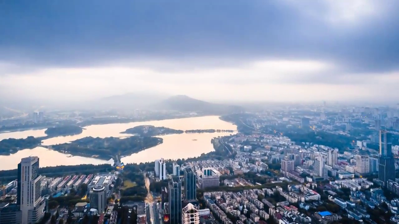 中国江苏南京玄武湖和紫峰大厦城市天际线航拍清晨风光延时摄影视频素材