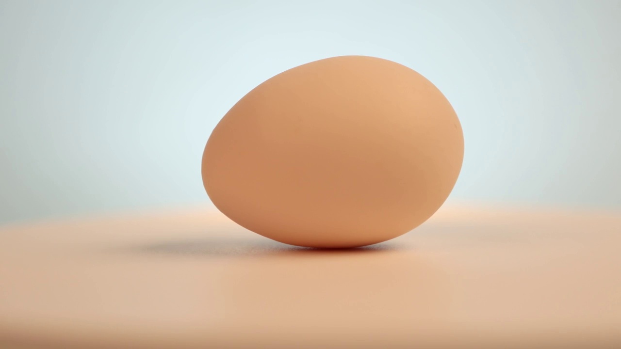 旋转的一个鸡蛋视频素材