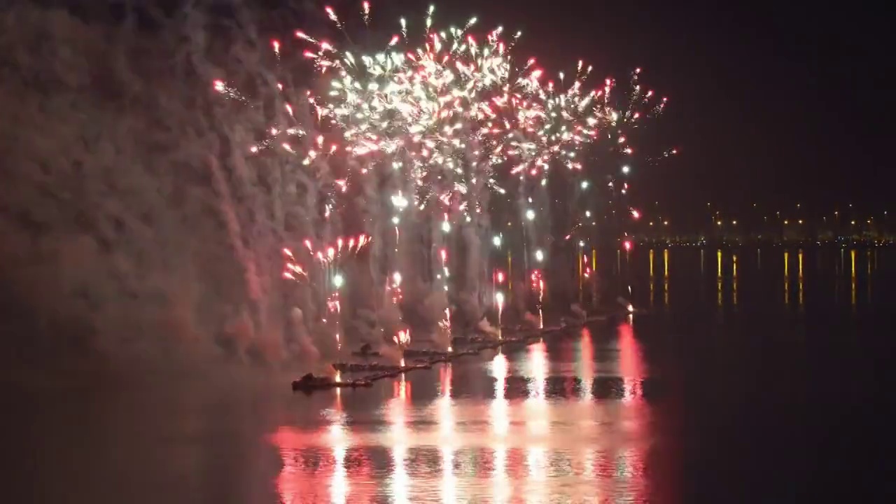 上海 临港 滴水湖 庆祝 烟花 烟火 新年 节日 4K 视频视频素材