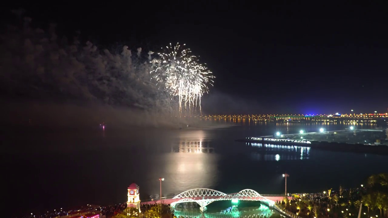上海 临港 滴水湖 庆祝 烟花 烟火 新年 节日 4K 视频视频素材
