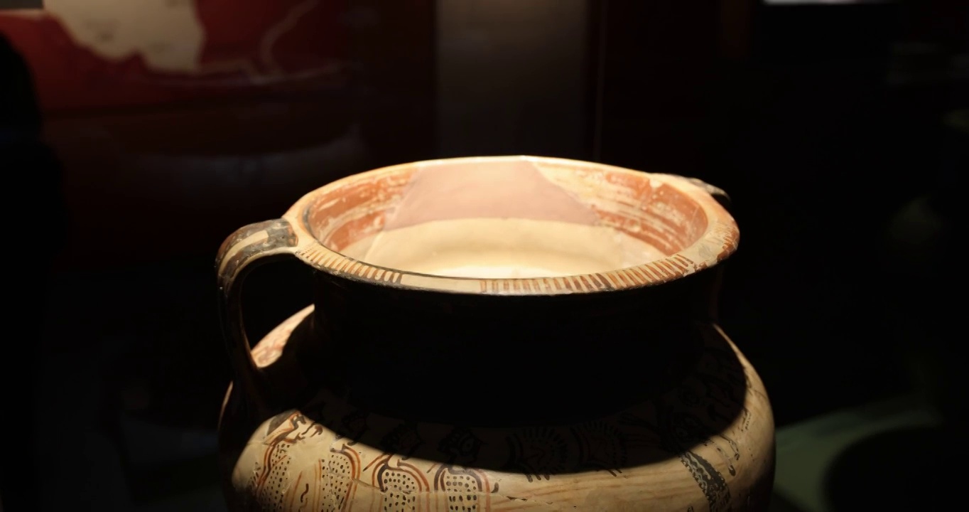 叙利亚大马士革国家博物馆：彩绘马车纹陶罐（公元前1600 - 前1200 年）视频下载