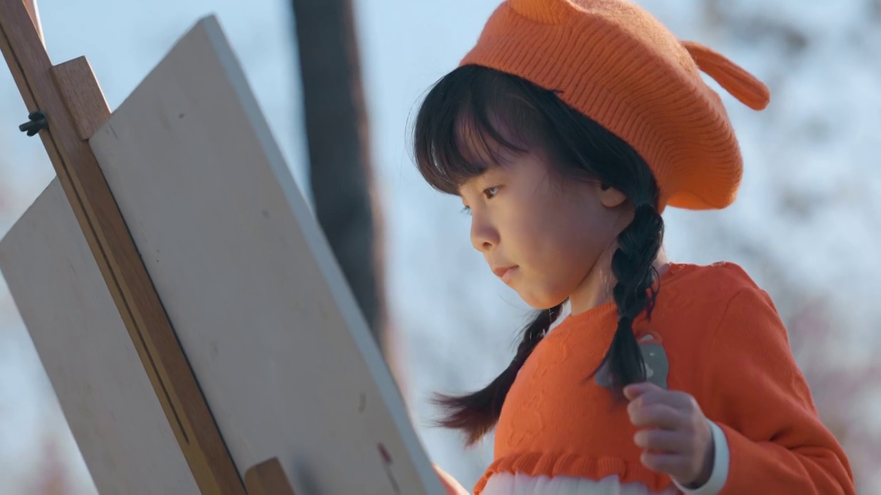 可爱的小女孩在户外画画视频下载