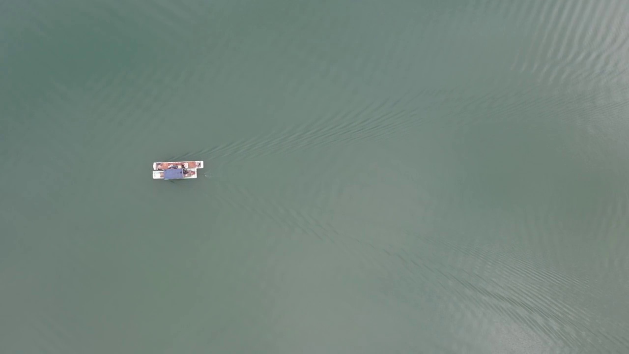 晴朗天空下桂林公平湖上行驶的竹筏视频下载