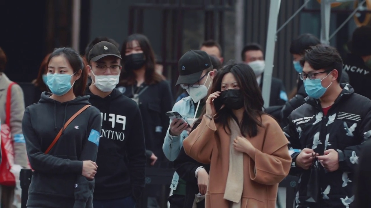 疫情期间成都街头戴口罩的人群过马路的慢镜头视频素材