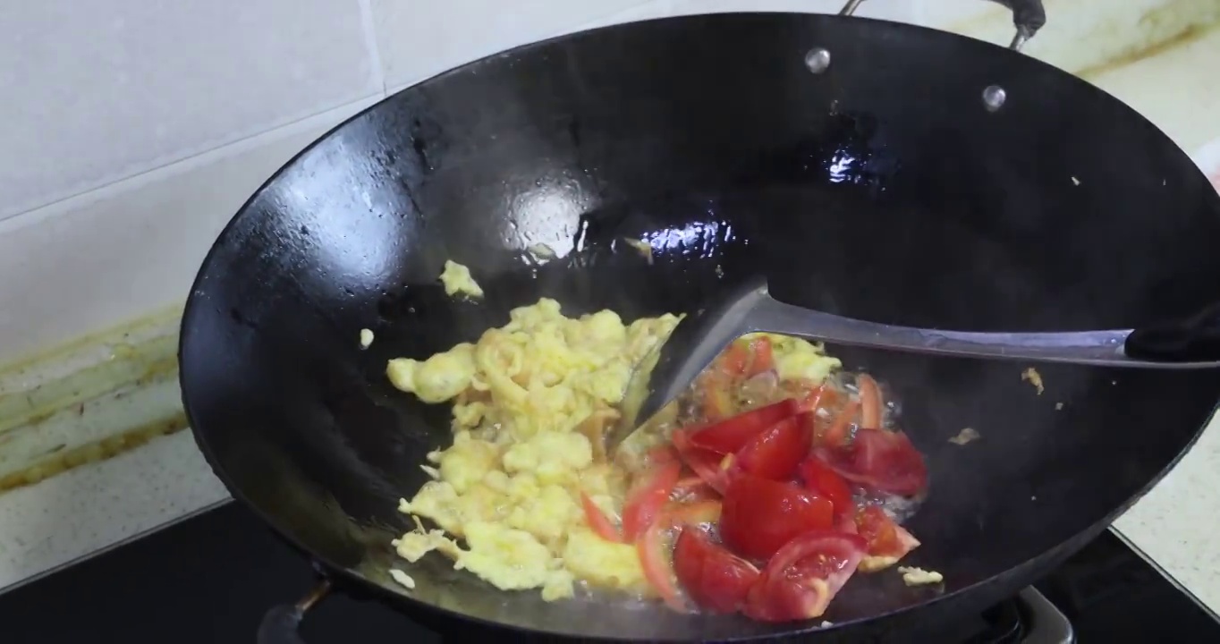 美食烹饪：炒面制作，翻炒鸡蛋与番茄视频素材