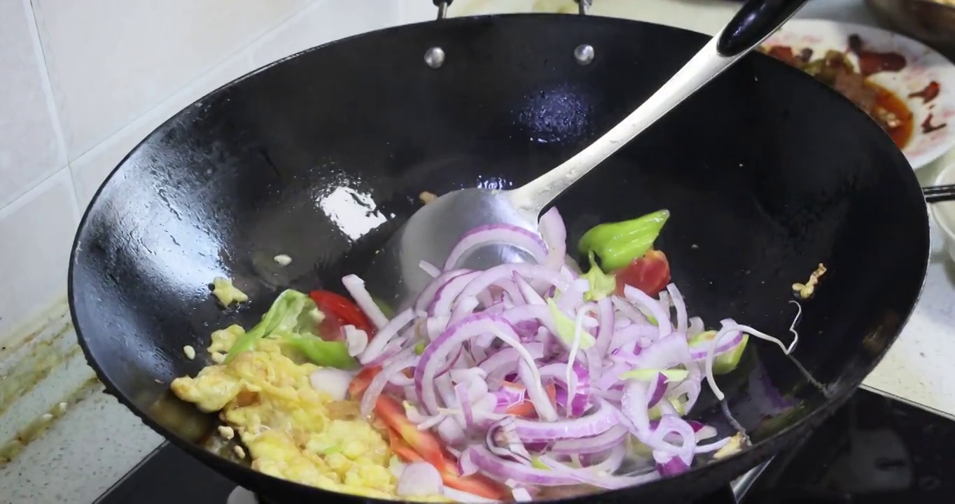美食烹饪：炒面制作，翻炒洋葱与青椒视频素材