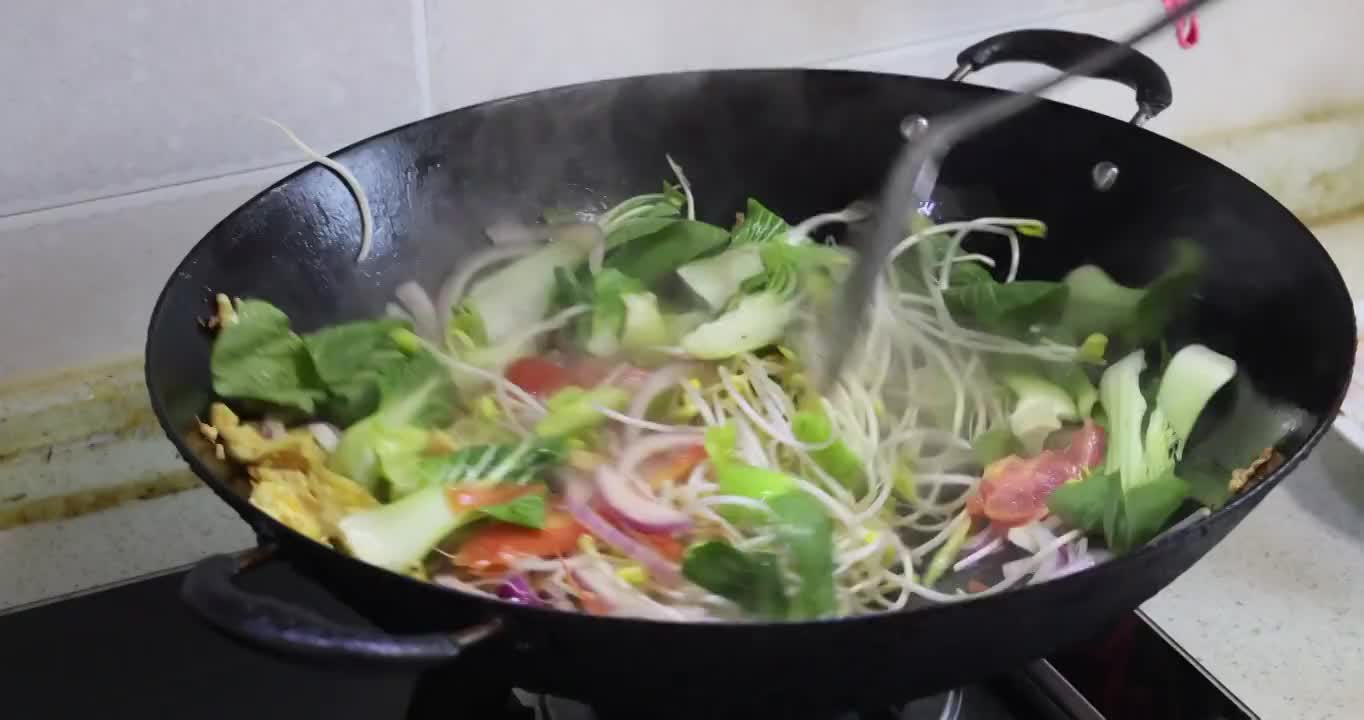 美食烹饪：炒面制作，翻炒什锦蔬菜辅料视频素材