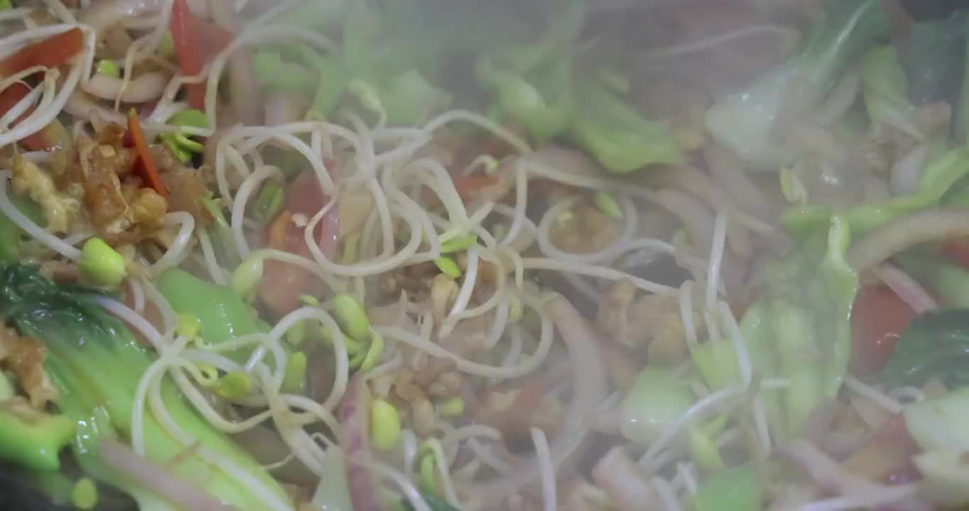 美食烹饪：炒面制作，翻炒什锦蔬菜辅料视频素材