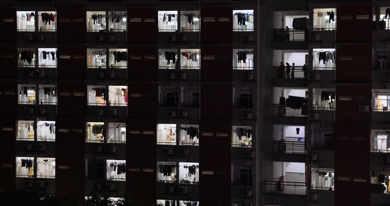 城市建筑夜景：重庆龙门浩职业中学的宿舍楼生活视频下载