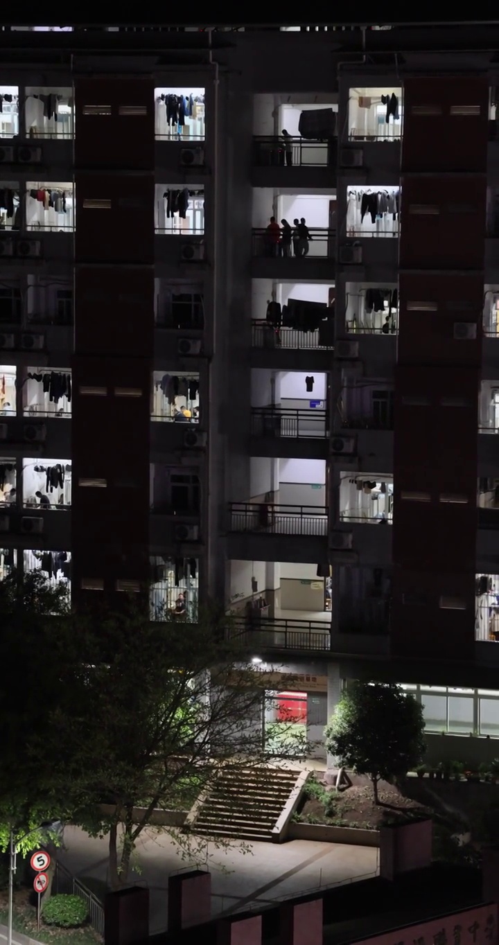 城市建筑夜景：重庆龙门浩职业中学的宿舍楼生活视频下载