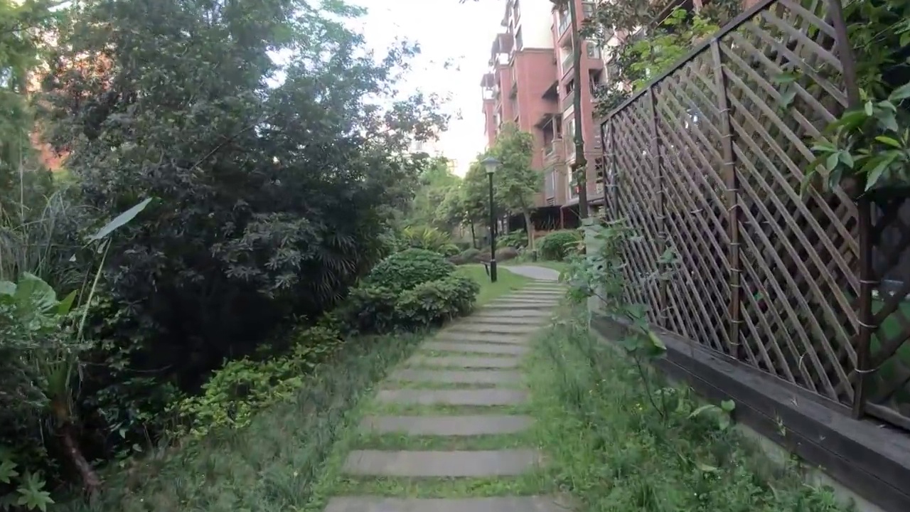 城市小区居住环境：靠小溪的小径视频下载