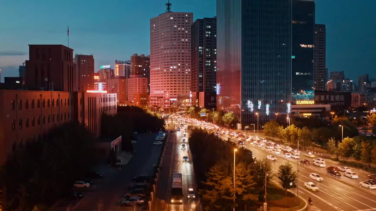 中國遼寧沈陽城市夜景青年大街馬路航拍視頻素材