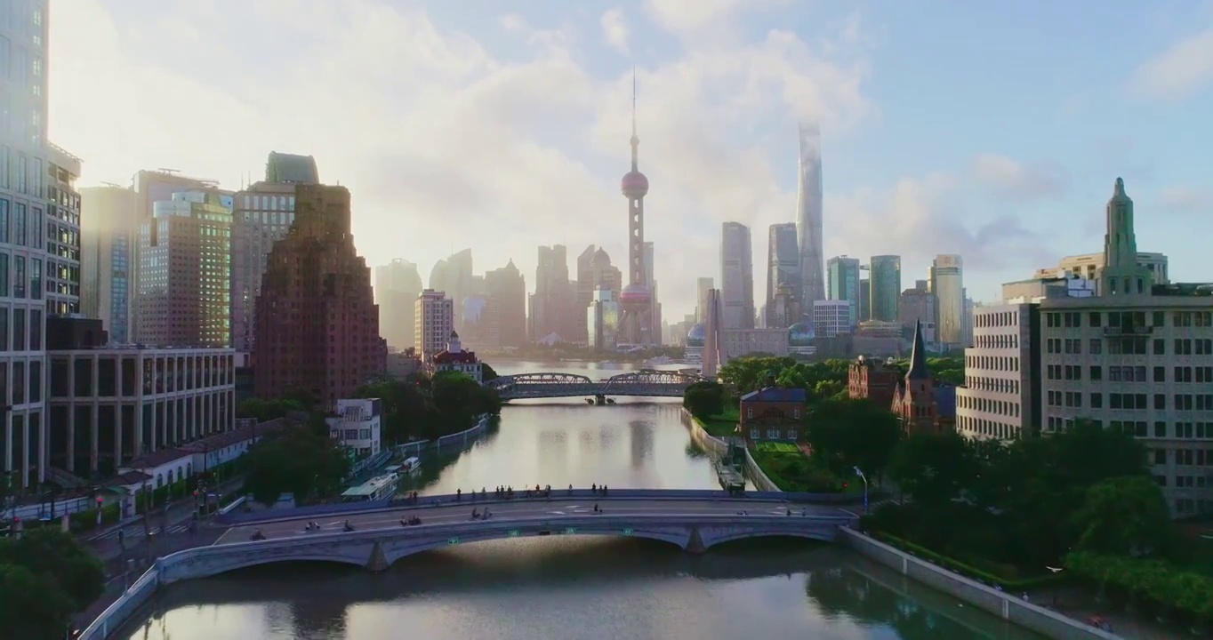 藍天白云和上海外灘建筑圈視頻素材