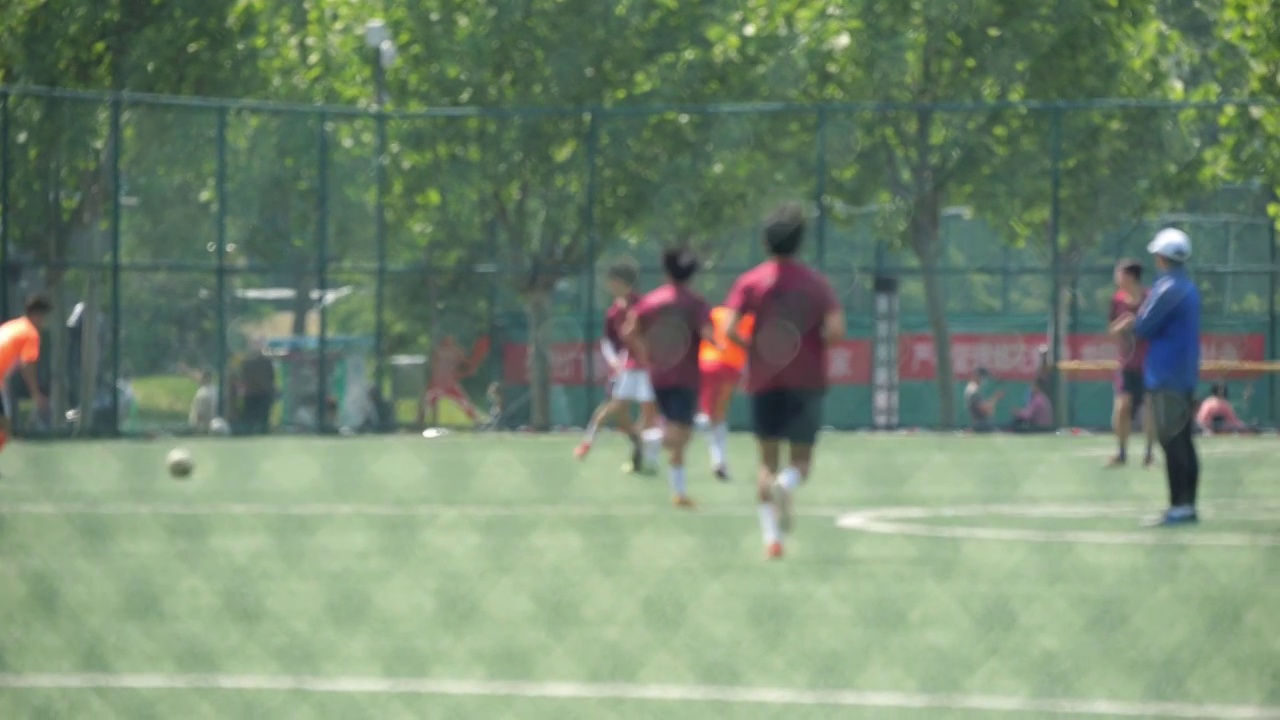公园体育场运动员踢足球训练培训锻炼身体视频下载