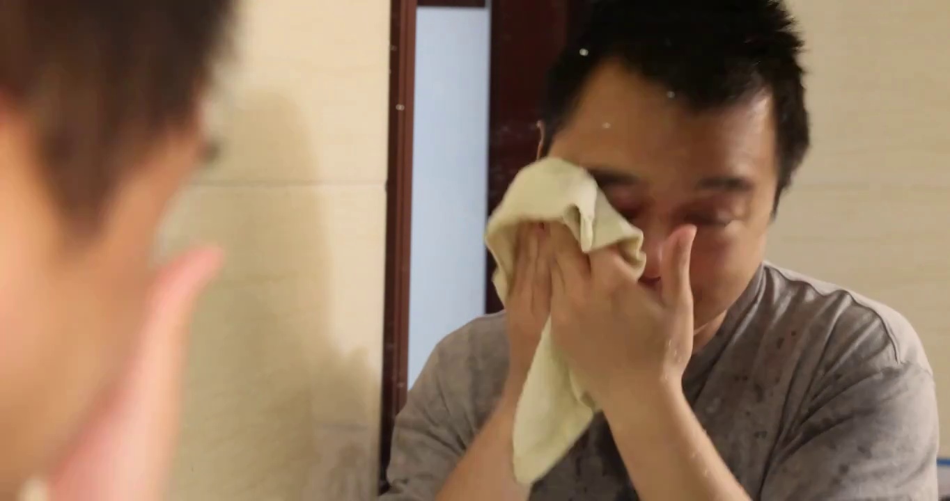 人像日常清洁：刮掉胡须的男人照着镜子洗脸清洁视频下载