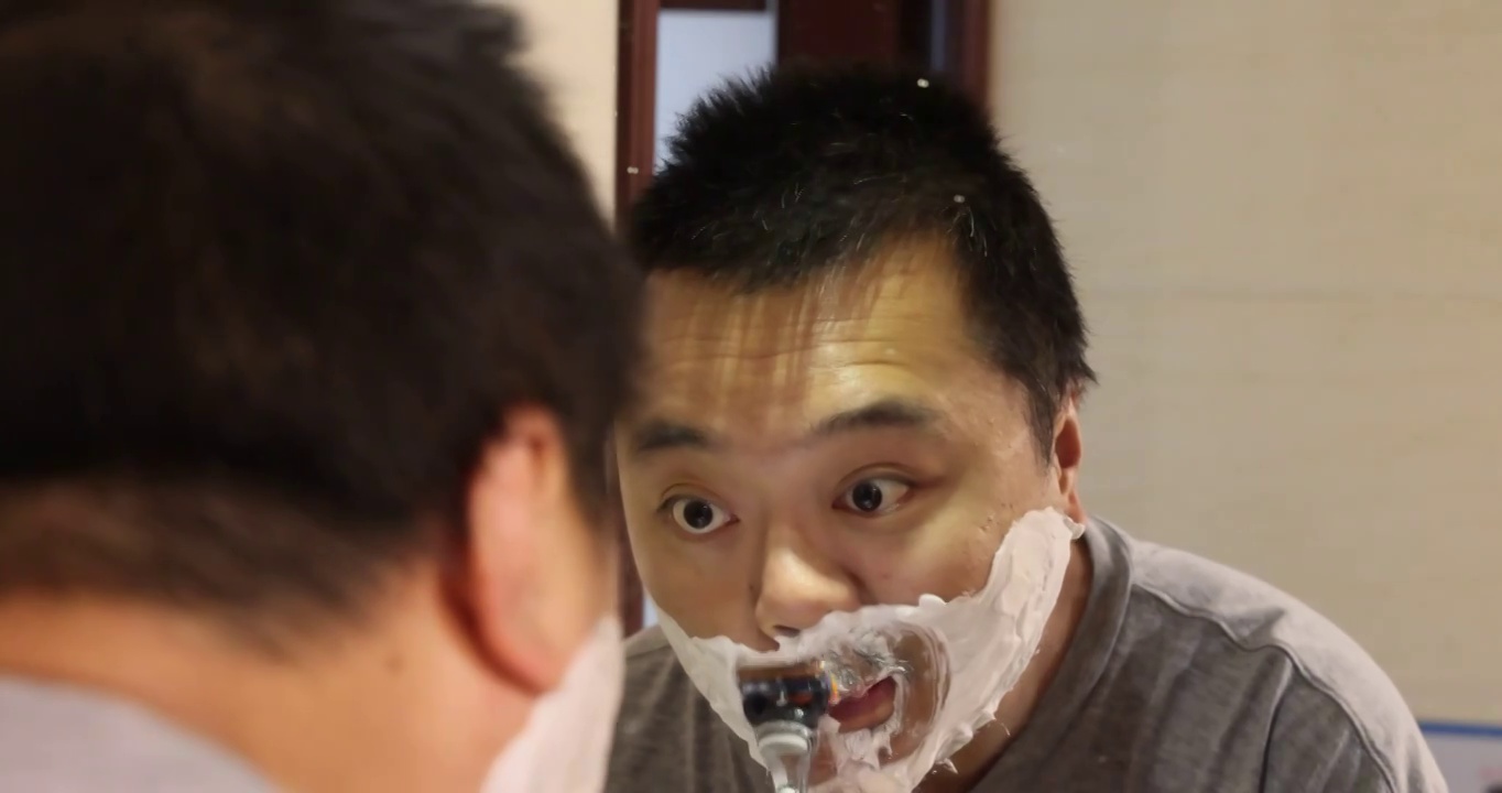 人像日常清洁：油腻的男人使用剃须刀刮掉了胡子视频下载