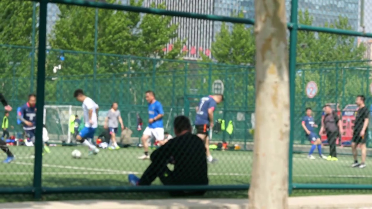 公园体育场运动员踢足球训练培训锻炼身体视频下载