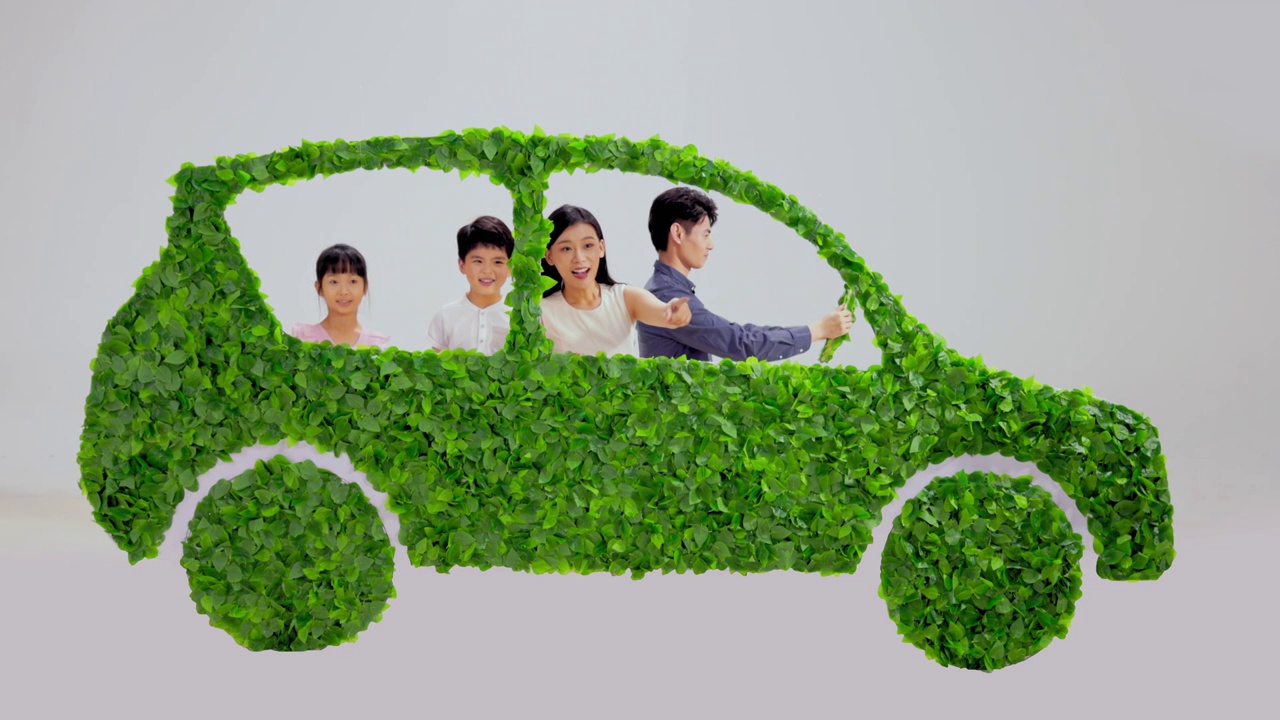 欢乐的一家人驾驶绿色环保汽车出行视频购买