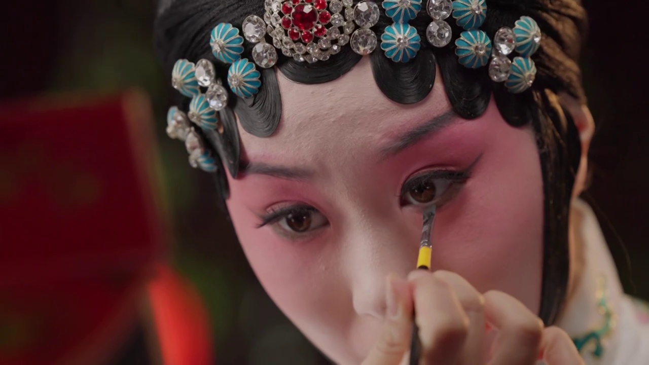 京劇女演員對著鏡子化妝視頻素材