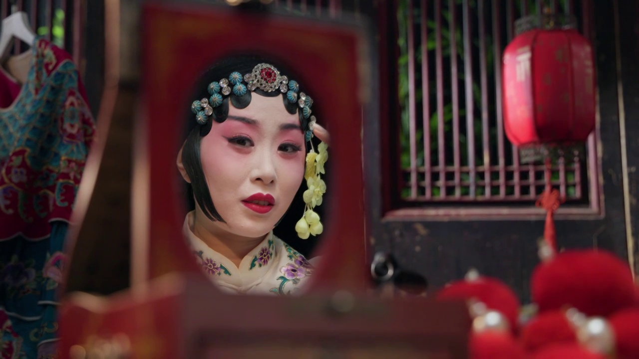 京劇女演員對著鏡子戴首飾視頻素材