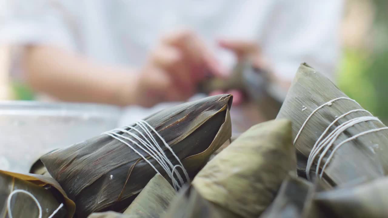 端午节手工包粽子糯米视频素材