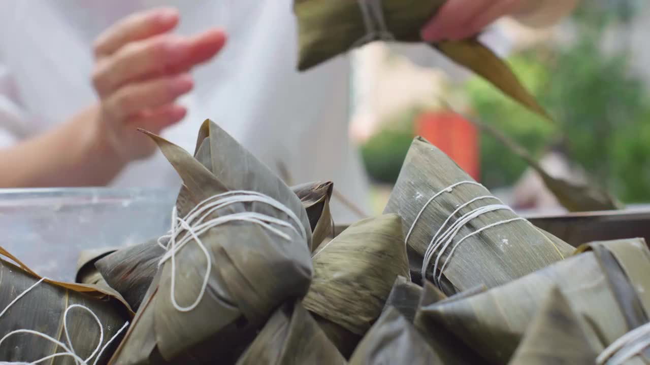 端午节手工包粽子糯米视频素材