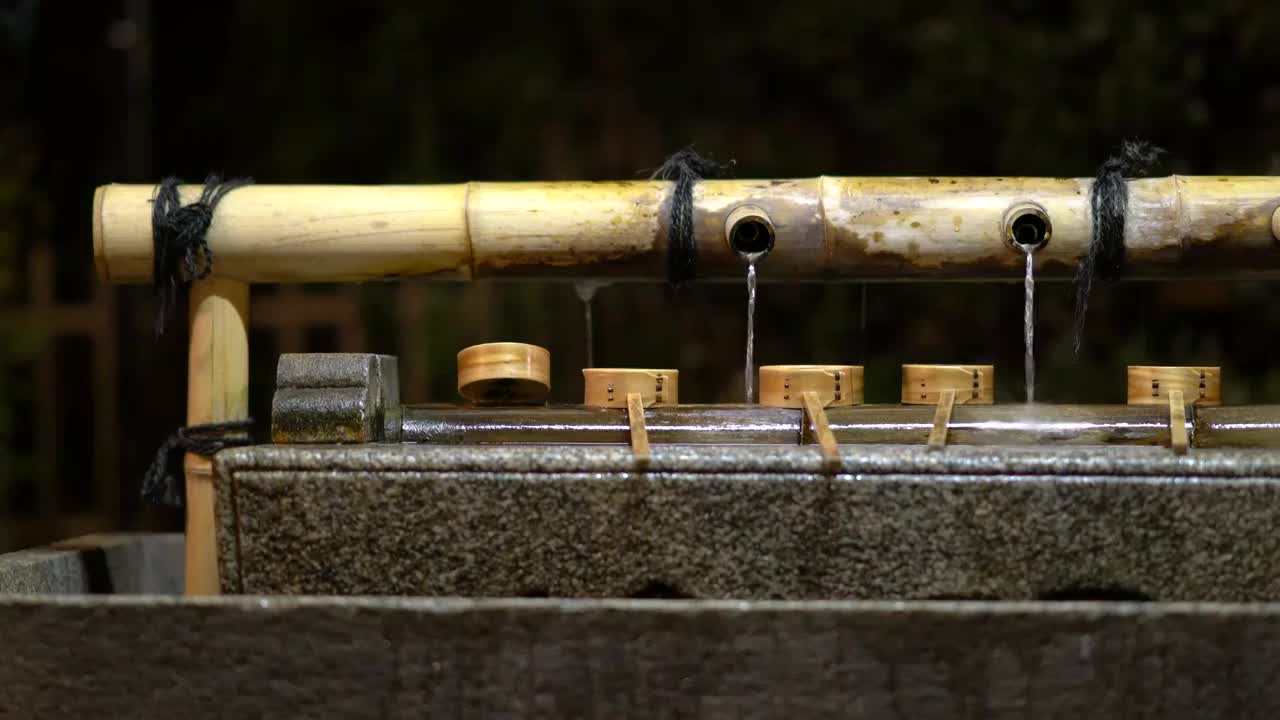 日本神社 洗手处 洗手亭 御手洗 瓢 竹 水流视频素材