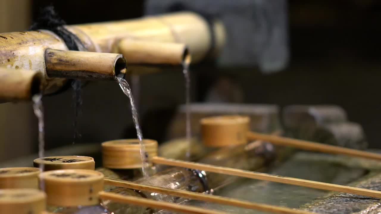 日本神社 洗手处 洗手亭 御手洗 瓢 竹 水流视频素材