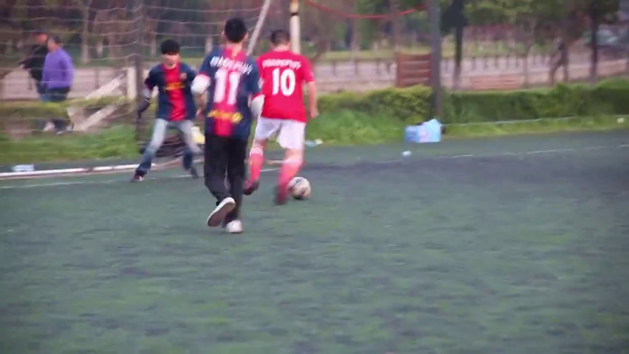 业余足球爱好者在足球场进行足球比赛视频下载