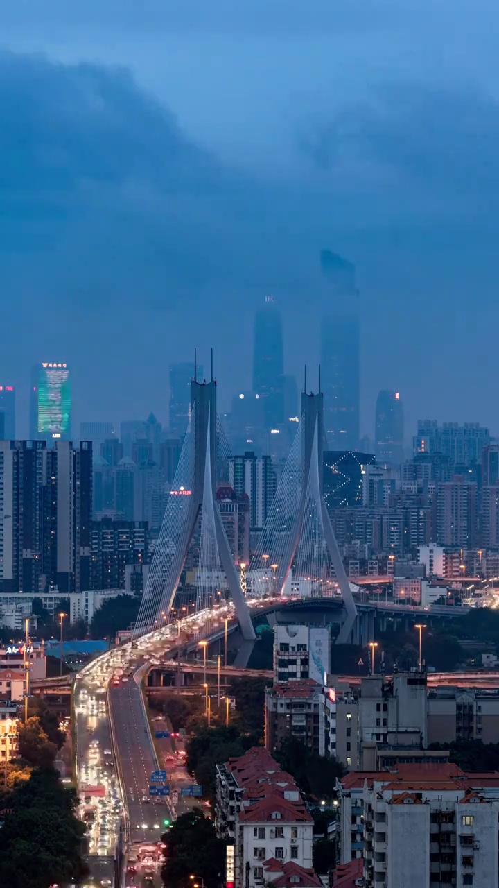 廣州鶴洞大橋與珠江新城的雨后夜景視頻素材