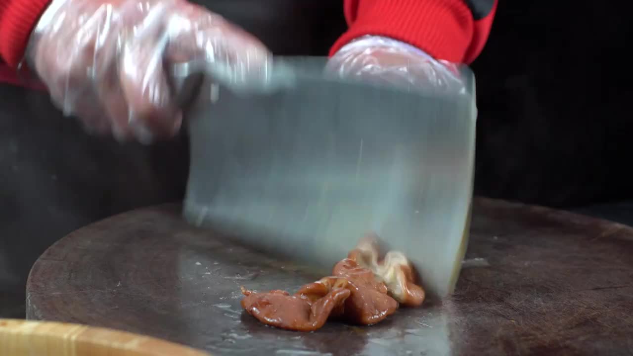 厨师制作卤水猪大肠肥肠慢镜头视频下载