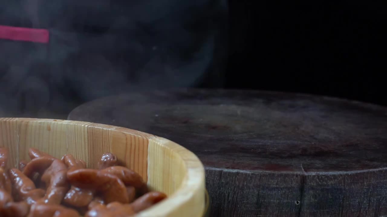 厨师制作卤水猪大肠肥肠慢镜头视频下载
