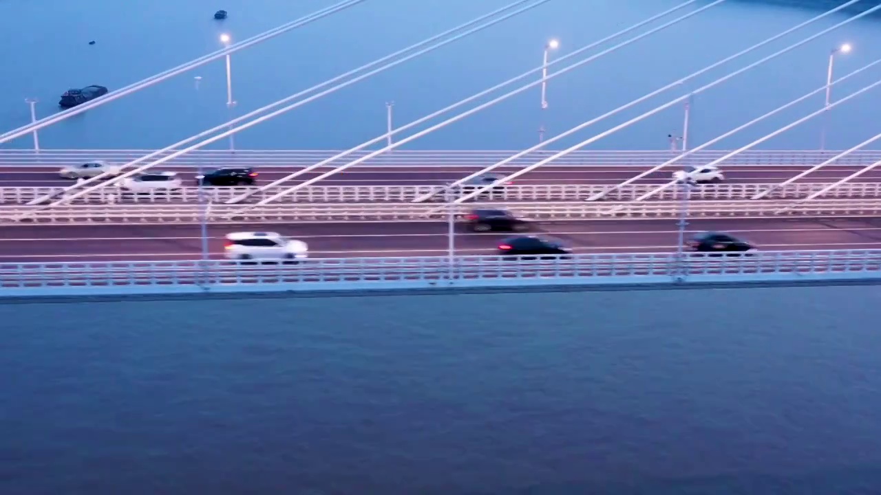 汽車行駛在南京江心洲長江大橋（南京長江第五大橋）的橋面上視頻素材