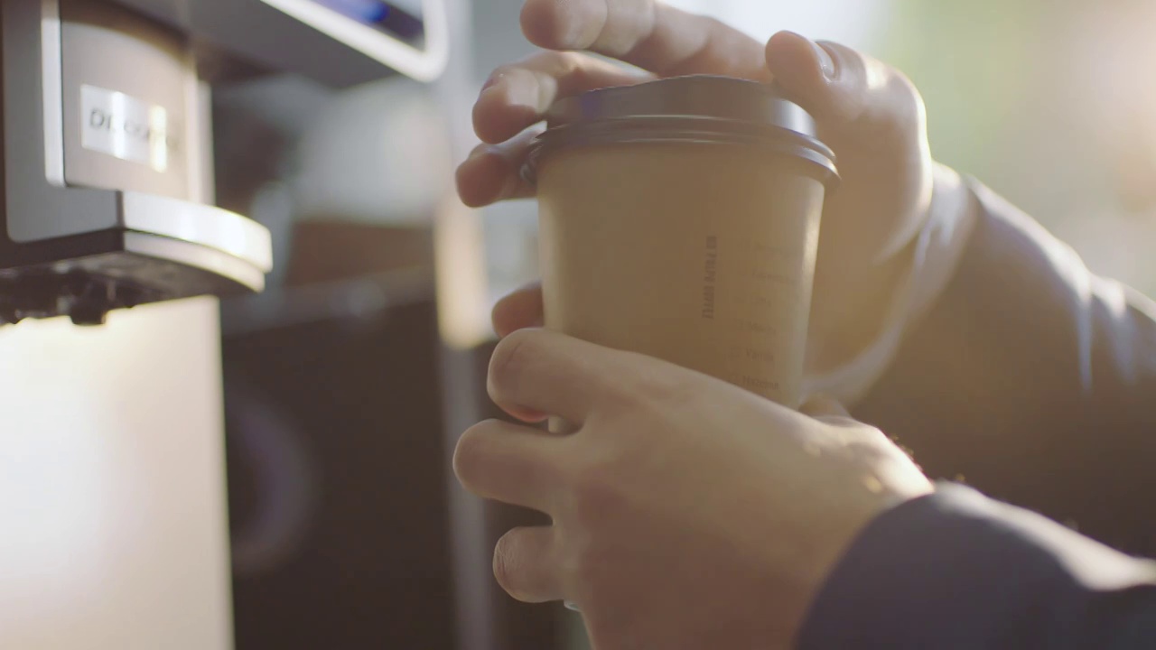 顾客从咖啡机取咖啡并饮用视频下载
