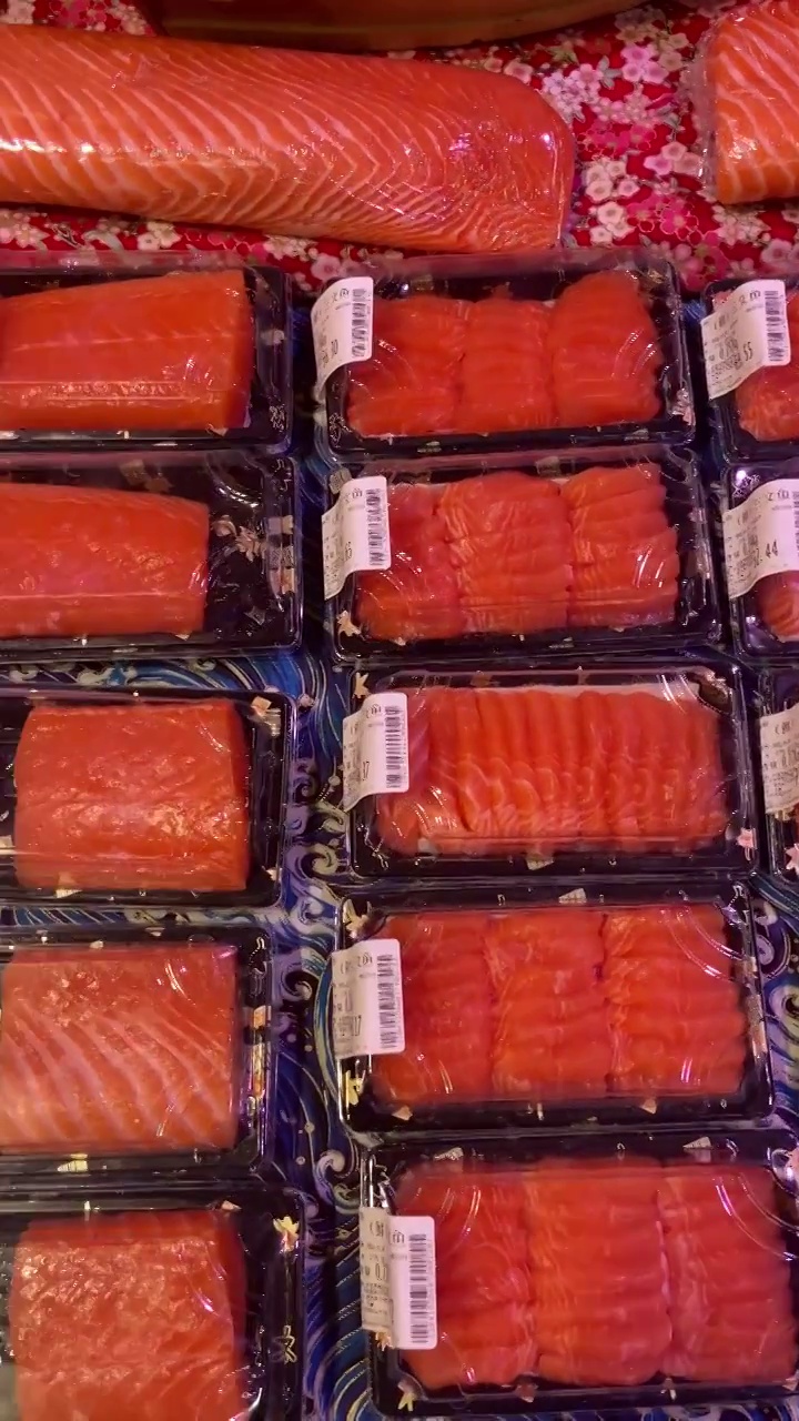 超市货架上展示的鲑鱼视频素材