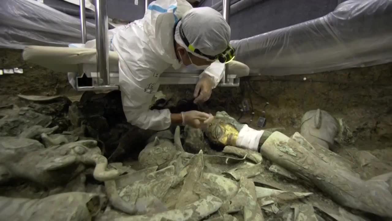 中国四川广汉三星堆文物挖掘工作现场（合集）视频素材