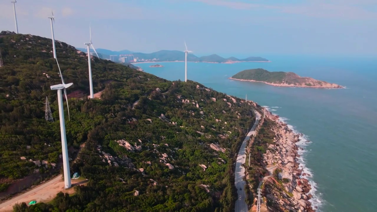 海岛上的风力发电风车视频素材