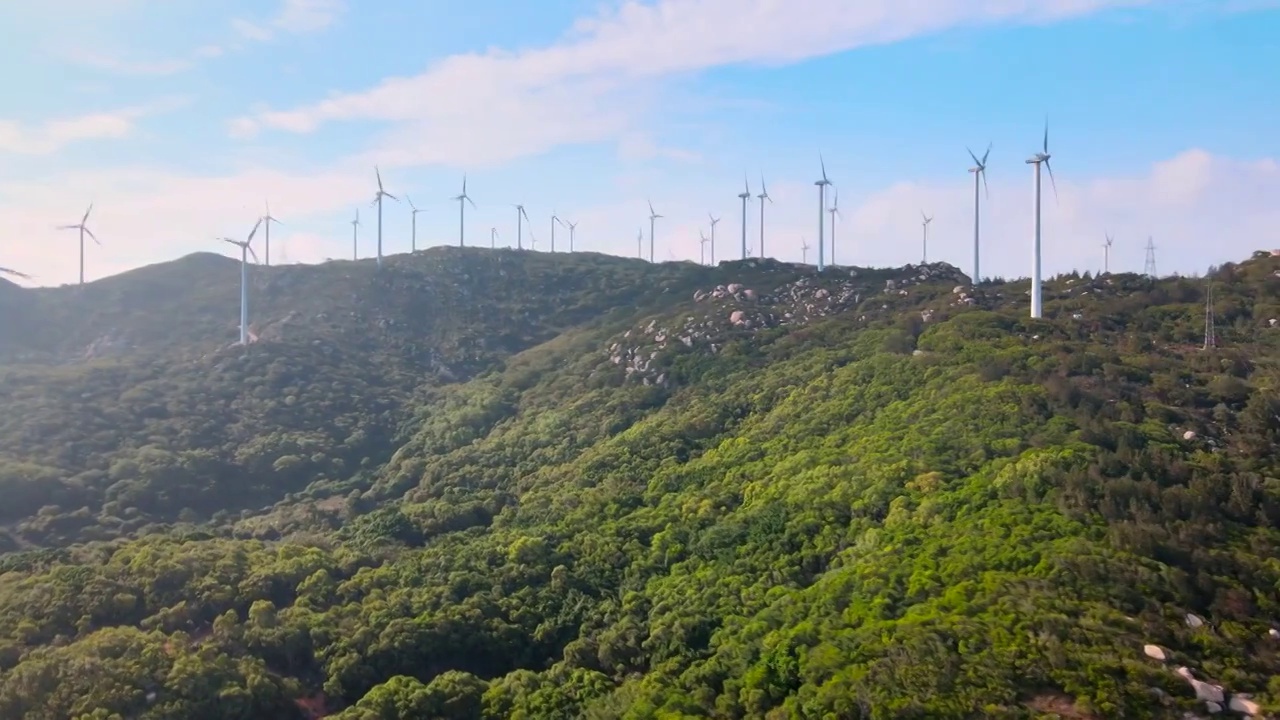 海岛上的风力发电风车群视频素材