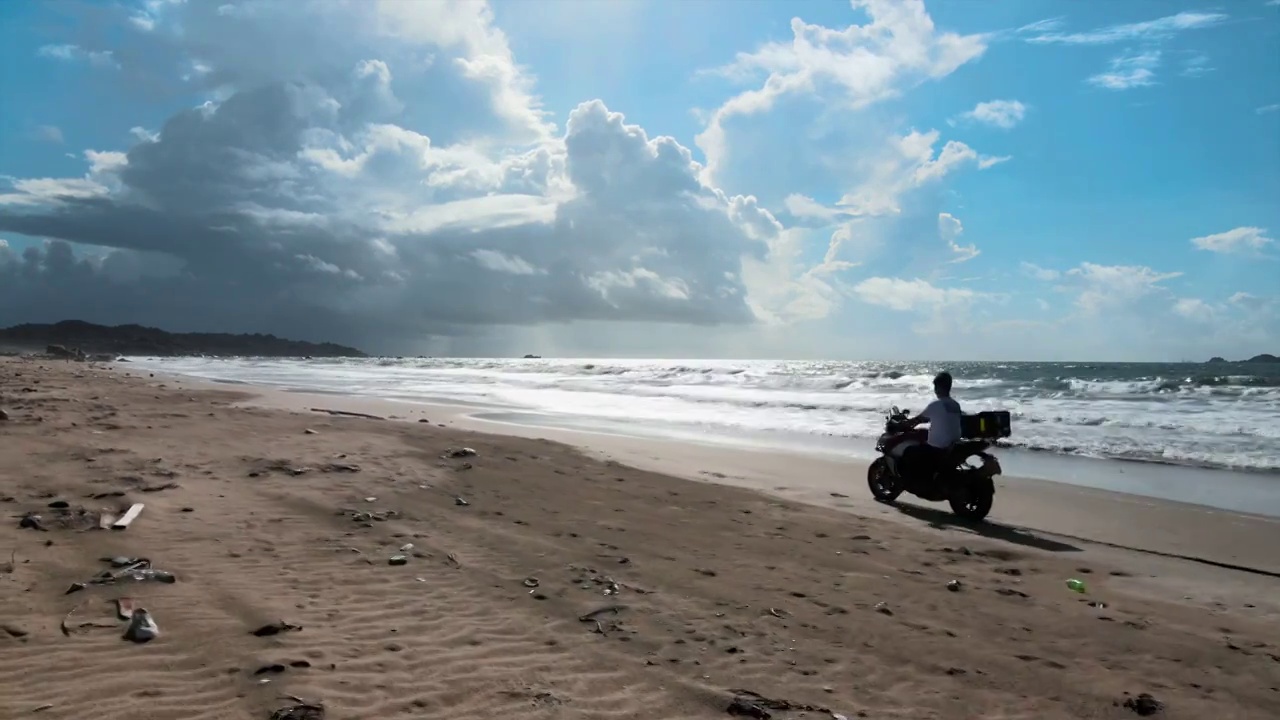 骑着摩托车在海边沙滩上飞驰视频下载
