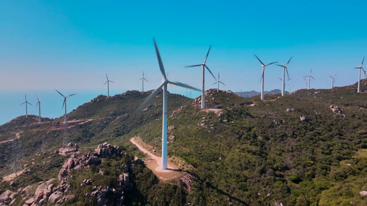 海岛上的风力发电风车群视频素材