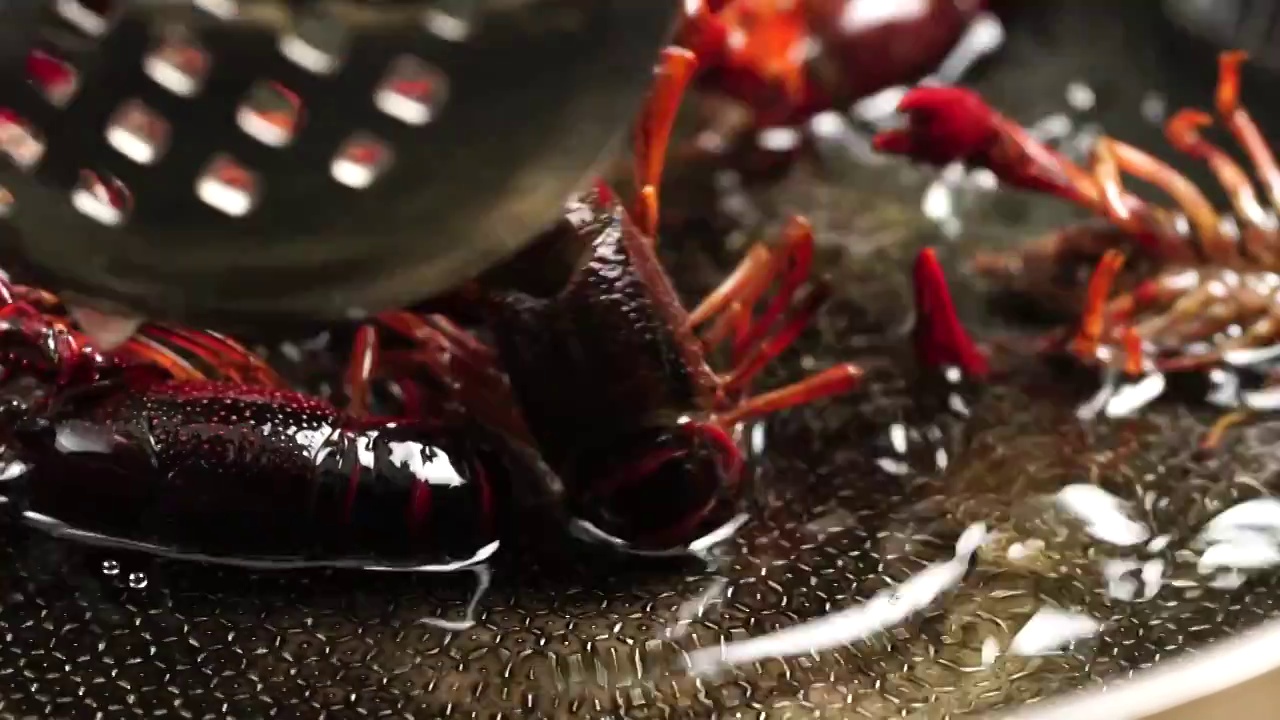 不銹鋼平底煎鍋制作油炸小龍蝦慢鏡頭視頻素材