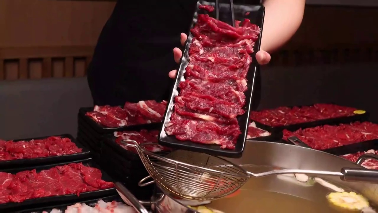 潮州菜火鍋涮現切牛肉視頻素材