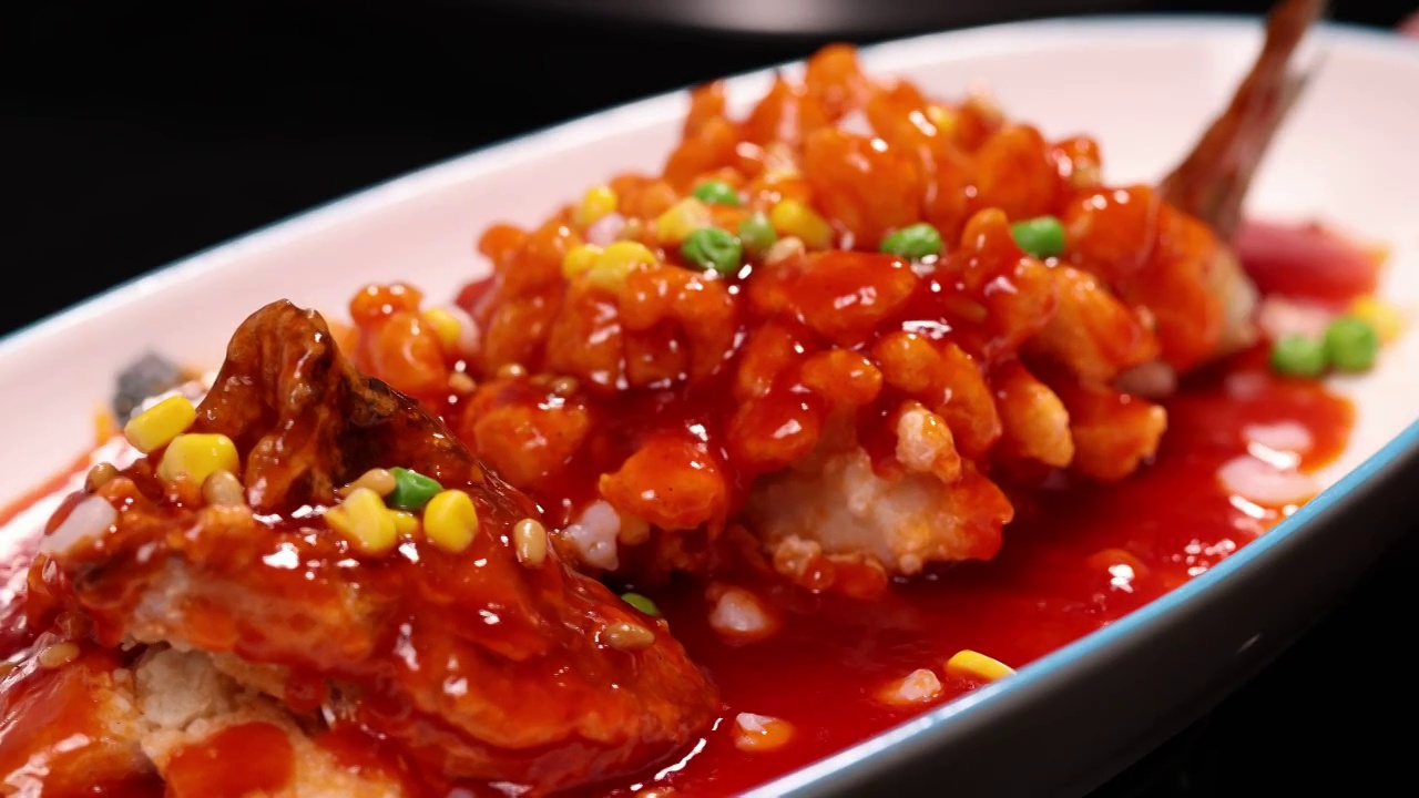 中餐廚師制作松鼠鱸魚過程視頻素材