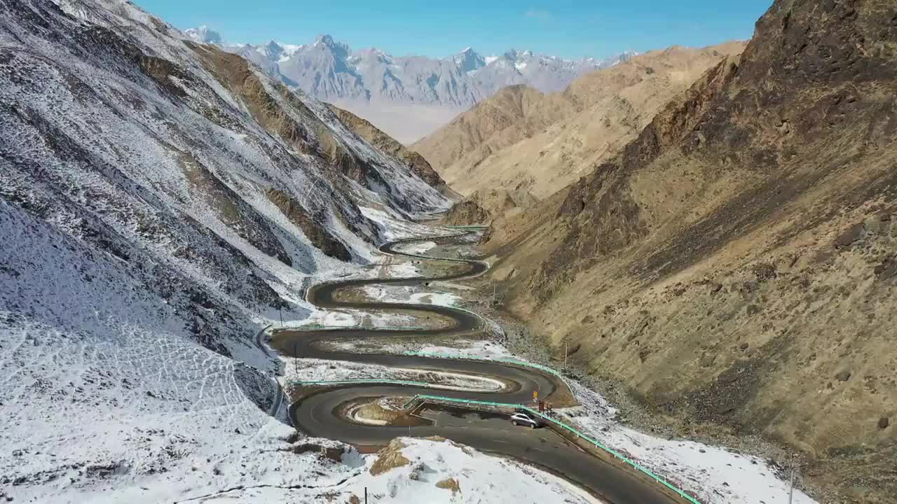新疆帕米尔高原塔什库尔干县盘龙古道公路航拍风光视频下载